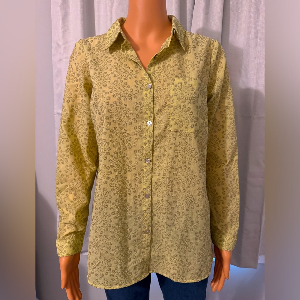 Pretty Chelsea & Theodore size SP light green embroidered button up shirt